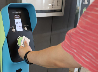 یو پی اکسپرس به مسافران اجازه می دهد از دبیت کارت برای پرداخت کرایه استفاده کنند