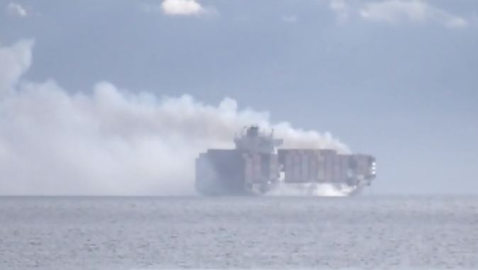 آتش‌سوزی کانتینرهای حاوی مواد خطرناک روی کشتی زیم کینگستون در ساحل ونکوور