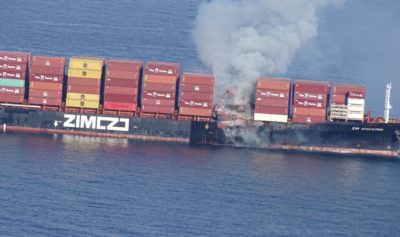 آتش‌سوزی کانتینرهای حاوی مواد خطرناک روی کشتی زیم کینگستون در ساحل ونکوور