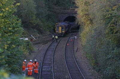 حادثه تصادف دو قطار مسافربری در جنوب انگلستان منجر به مجروحیت 14 نفر شد
