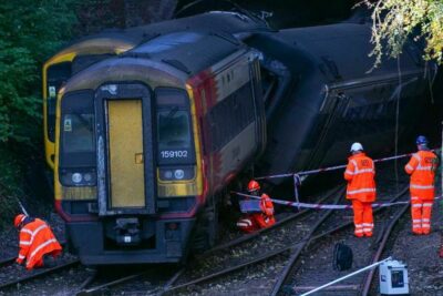 حادثه تصادف دو قطار مسافربری در جنوب انگلستان منجر به مجروحیت 14 نفر شد