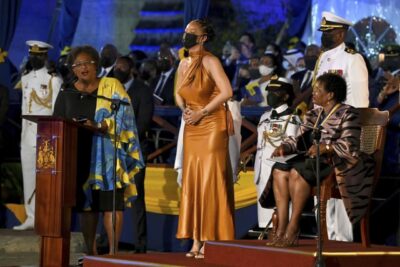 باربادوس در مراسمی با حضور شاهزاده چارلز و ریانا از ملکه خداحافظی کرد