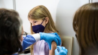 پاسخ به تمامی پرسش‌ها درباره ثبت نوبت واکسن کووید-19 کودکان در انتاریو
