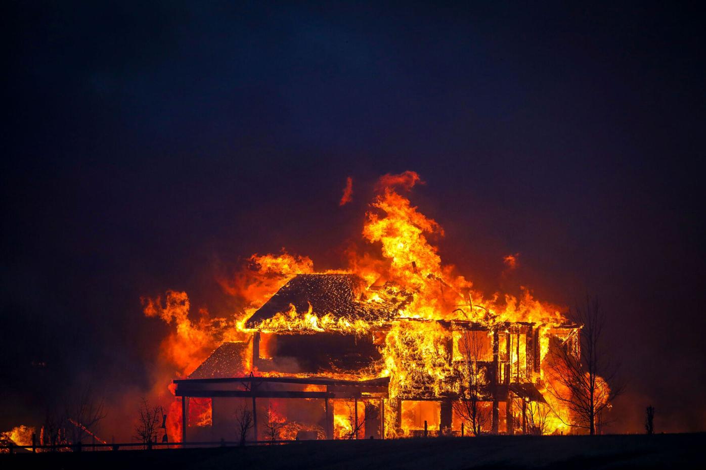 صدها خانه در آتش سوزی شدید کلرادو سوخت و هزاران نفر ناچار شدند منطقه را تخلیه کنند