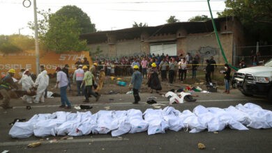 تصویر از حادثه تصادف کامیون قاچاق مهاجران در مکزیک بیش از ۱۰۰ نفر کشته و مجروح برجای گذاشت