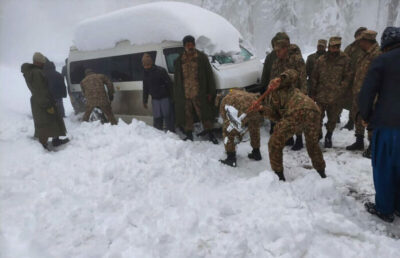 22 نفر که در برف سنگین منطقه تفریحی پاکستان در خودروهای خود گرفتار شده بودند بر اثر سرما جان باختند
