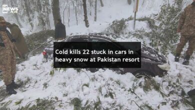 تصویر از ۲۲ نفر که در برف سنگین منطقه تفریحی پاکستان در خودروهای خود گرفتار شده بودند بر اثر سرما جان باختند