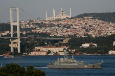 ترکیه تنگه های داردانل و بسفر را برای عبور کشتی های جنگی بست    