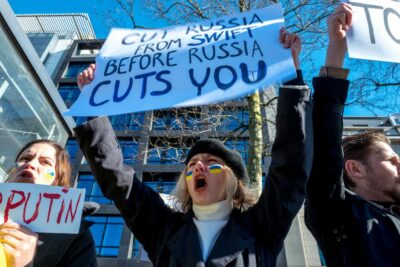 متحدان غربی با قطع دسترسی برخی از بانک های روسیه به سوئیفت موافقت کردند