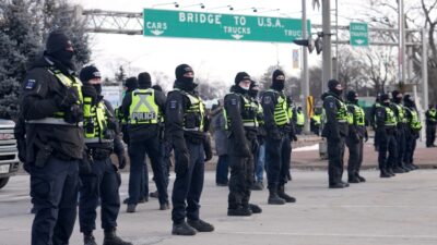 پلیس ویندزور گفت امبسدور بریج «اواخر امروز» پس از متفرق کردن معترضان بازگشایی خواهد شد