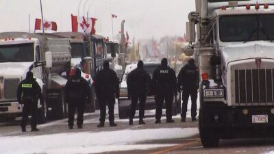 پلیس سلطنتی کانادا بدلیل انسداد بزرگراه توسط کامیون ها در حال حرکت به سمت جنوب آلبرتا در مرز ایالات متحده آمریکا است