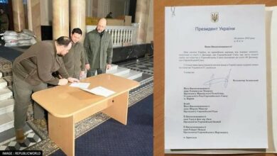 ولودیمیر زلنسکی، رئیس جمهور اوکراین، عکس هایی از خود در حال امضای درخواست پیوستن به اتحادیه اروپا منتشر کرد