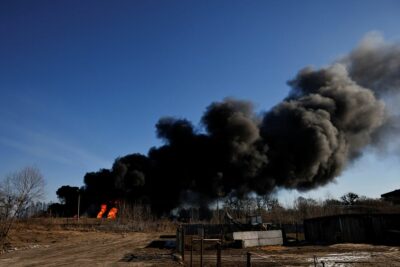 حملات هوایی و آتش شدید توپخانه روسیه در خارج از کی‌یف انتقال غیرنظامیان را به خطر می‌اندازد