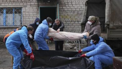 تصویر از سردخانه‌های اجساد ماریوپل پر شده‌اند و مقامات ناچار جنازه‌ها را در گورهای دسته جمعی دفن می‌کنند