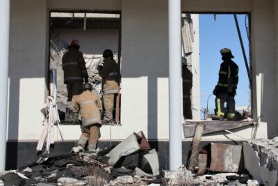 در بحبوحه تهاجم روسیه به اوکراین، امدادگران بر روی بقایای ساختمان آسیب دیده در اثر گلوله باران در خارکیف اوکراین کار می کنند. 18 مارس 2022 