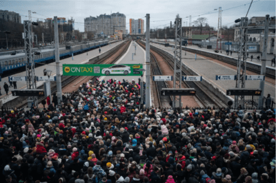 جمعیتی از زنان و کودکان عمدتاً اوکراینی در 5 مارس از ایستگاه قطار در مرکز شهر اودسا، اوکراین منتظر سوار شدن به قطار به سمت لویو هستند
