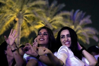 گوگوش ستاره موسیقی پاپ و نماد فرهنگی ایران علیرغم اعتراض دولت ایران در دبی برنامه اجرا کرد