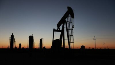 قیمت نفت آمریکا در پی وعده روسیه برای کاهش چشمگیر حملات خود به کی‌یف به پایین تر از 100 دلار رسید