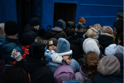 مردان اوکراینی با زنان و کودکانی که از اودسا با قطار به لویو می‌روند خداحافظی می کنند. 5 مارس