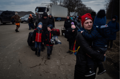 اوکراینی‌هایی که از درگیری فرار می‌کنند در گذرگاه مرزی مدیکا اوکراین گیر افتاده‌اند و منتظر ورود به لهستان هستند. 25 فوریه