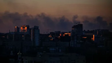 تصویر از حملات هوایی و آتش شدید توپخانه روسیه در خارج از کی‌یف انتقال غیرنظامیان را به خطر می‌اندازد