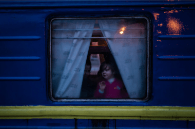 کودکی از قطاری که اودسا را ترک میکند و زنان و کودکان اوکراینی را به لویو میبرد نگاه میکند. 5 مارس