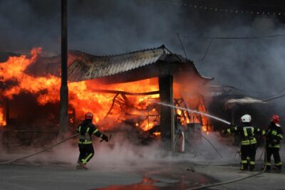 آتش نشانان مشغول کار در محل آتش سوزی در بازار باراباشوا خارکیف اوکراین. 17 مارس 2022 
