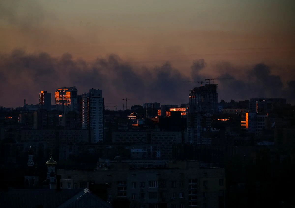 حملات هوایی و آتش شدید توپخانه روسیه در خارج از کی‌یف انتقال غیرنظامیان را به خطر می‌اندازد
