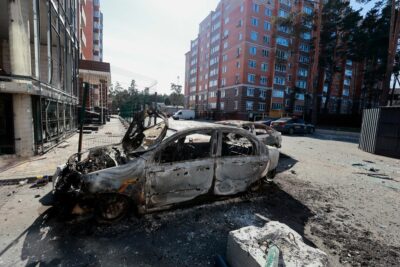 یک خودروی تخریب شده در ایرپین اوکراین. 11 مارس 2022 