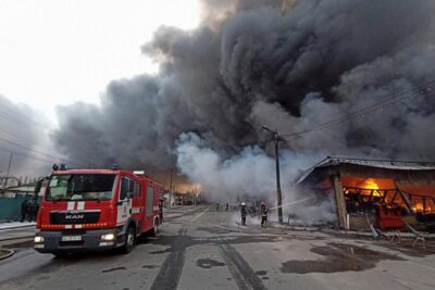 در بحبوحه حمله روسیه به اوکراین بارباشوا بزرگترین بازار خارکیف پس از گلوله باران در آتش سوخت. 17 مارس 2022