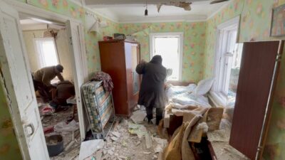 آوارهای یک خانه آسیب دیده در باریشیوکا اوکراین. 11 مارس 2022 