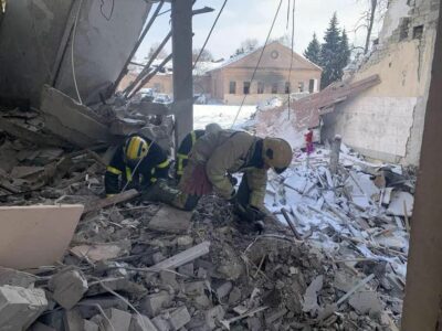 بدلیل بمباران روس‌ها امدادگران در میان آوار بیمارستان روانپزشکی منطقه ایزیوم خارکیف مشغول امدادرسانی هستند. 11 مارس 2022