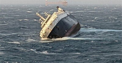 خدمه کشتی باری غرق‌شده امارات متحده عربی توسط تیم ایرانی نجات داده شد