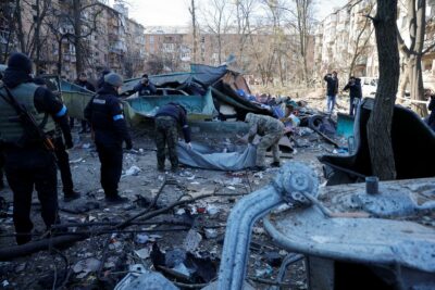 در حالی که تهاجم روسیه به اوکراین ادامه دارد، نیروهای امدادی جسد فردی را که بر اثر اصابت گلوله به یک ساختمان مسکونی در کی‌یف اوکراین کشته شده جابجا می‌‎کنند. 18 مارس 2022 