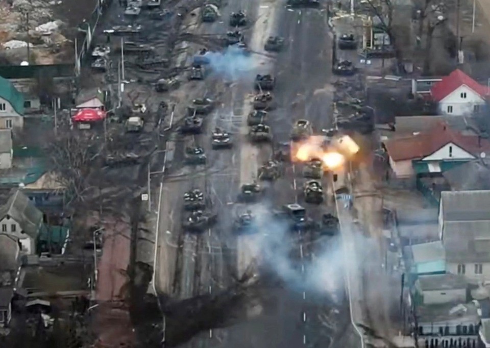 یک ستون از کاروان نظامی روسیه در مسیر کی‌یف در شبیخون اوکراینی‌ها نابود شد