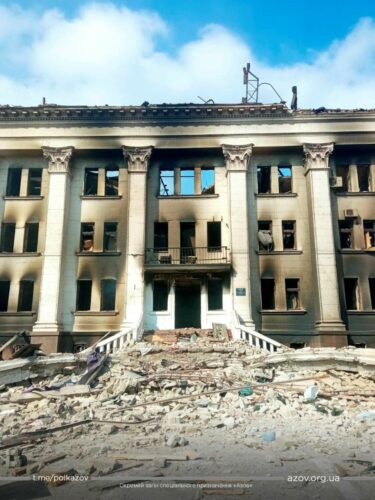نمای کلی بقایای سالن تئاتر درام ماریوپول اوکراین که در هنگام پناه گرفتن صدها نفر در داخل آن مورد اصابت گلوله قرار گرفت.