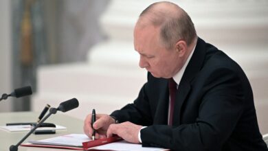 پوتین تحت فشار تحریم ها یک بسته اقدامات کمک اقتصادی امضا کرد