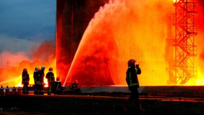 امدادگران درمحل تأسیسات ذخیره سوخت مورد اصابت موشک های کروز. 27 مارس 2022