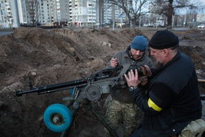نیروهای مسلح اوکراین می گویند مسیرهای اصلی حمله روسیه به کی‌یف را مسدود کرده اند