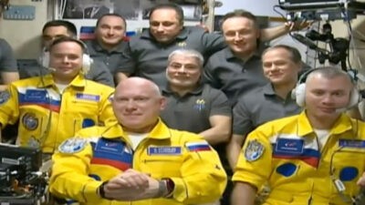 ورود فضانوردان روسی به ایستگاه فضایی بین المللی با یونیفرم های زرد و آبی باعث مطرح شدن برخی گمانه زنی ها شد