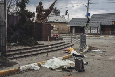 اجساد افرادی که در اثر گلوله باران روسیه کشته شدند در خیابانی در شهر ایرپین قرار داشتند