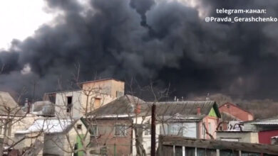 تصویر از شهردار خارکیف گفت در پی بمباران شهر توسط نیروهای نظامی روسیه توده عظیمی از دود بازار خارکیف را پوشانده است