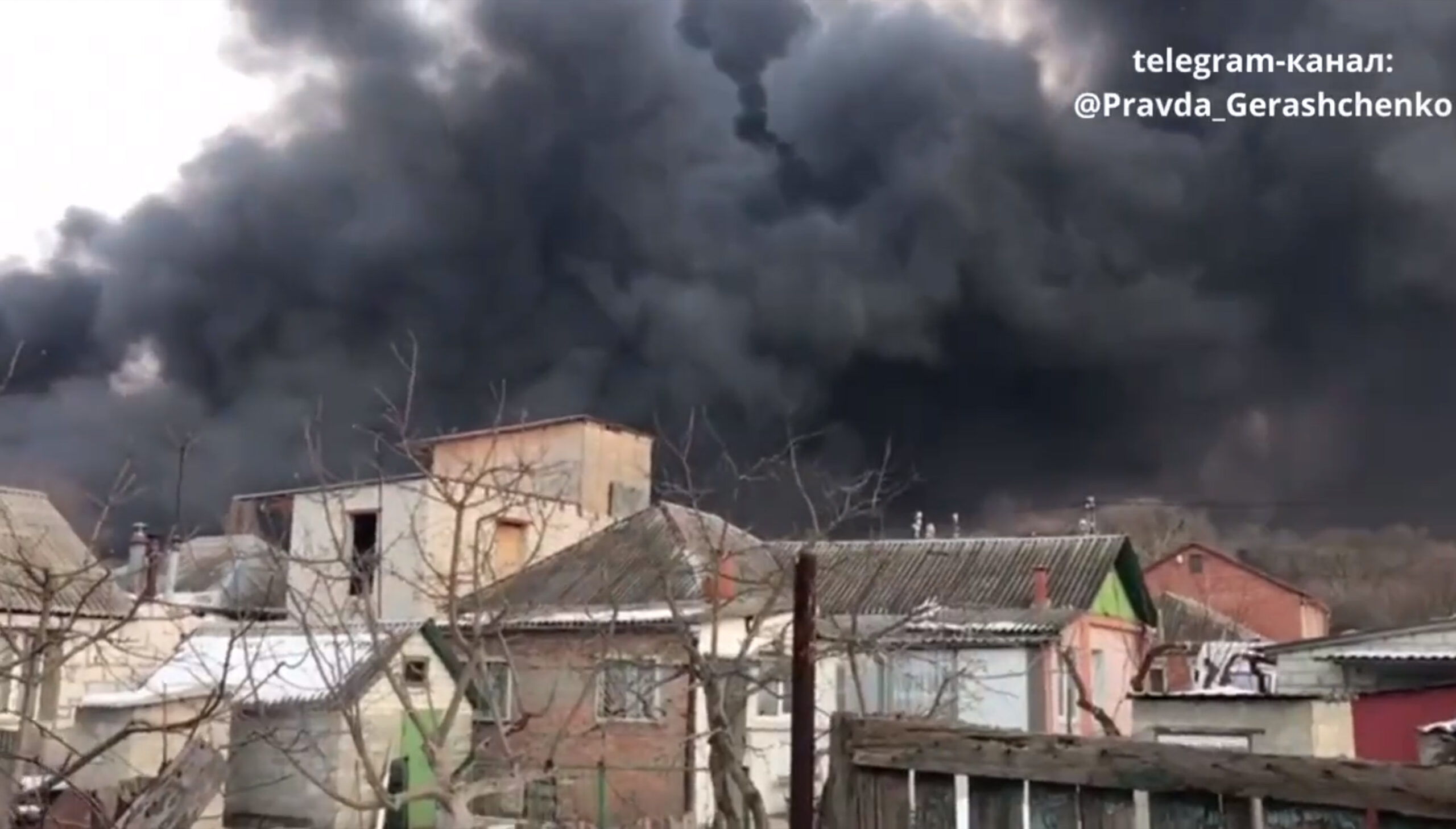 بمباران شهر خارکیف توسط نیروهای نظامی روسیه منجر به توده عظیمی از دود در بازار خارکیف شد