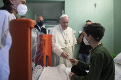 پاپ فرانسیس با کودکان پناهنده اوکراینی در بیمارستان رم ملاقات کرد