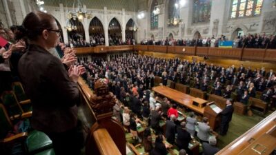 رئیس جمهور اوکراین در سخنرانی خود در پارلمان کانادا گفت «لطفا آسمان را ببندید»