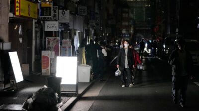 پس از زلزله، هنگام خاموشی در توکیو مردم در خیابانی راه می روند. بامداد پنجشنبه 17 مارس 2022