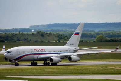 هواپیمای روسی برای انتقال دیپلمات‌های اخراج شده روسیه به اتهام جاسوسی در آمریکا فرود آمد