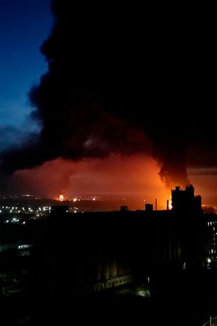 در ساعات اولیه بامداد امروز دو آتش سوزی عظیم در انبارهای نفت روسیه در مرز اوکراین رخ داد