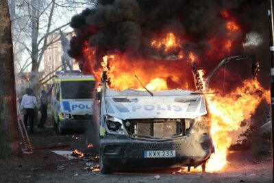 روز جمعه ۱۵ اپریل ۲۰۲۲ معترضان خودروهای پلیس را در پارک Sveaparken در اوربرو سوئد به آتش کشیدند