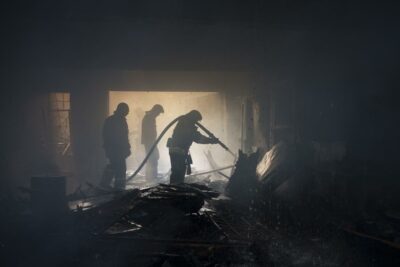 آتش نشانان در تلاش برای خاموش کردن آتش در یک خانه در خارکیف. 11 آوریل 2022